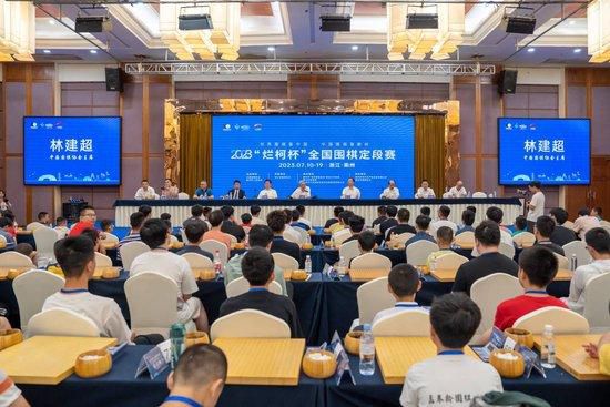 两个男女之间毫无顾忌的政事